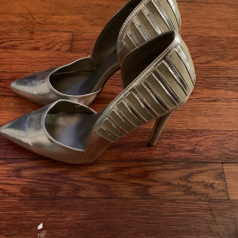 Silver heels - Picture 2 of 3